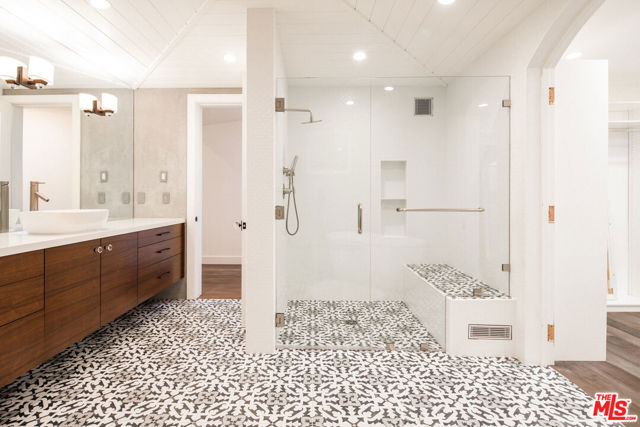 934 1st Street, Manhattan Beach CA: https://media.crmls.org/mediaz/9793b2be-904d-4884-abf8-49cb15243c41.jpg