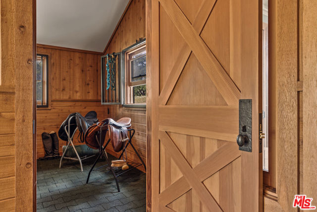 1697 W Potrero Road, Westlake Village CA: https://media.crmls.org/mediaz/9794333b-a2c3-4762-9c88-a189193bd837.jpg