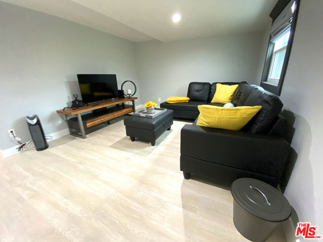 84 N Palm Street, Ventura CA: https://media.crmls.org/mediaz/97945429-adb4-4fdc-9a1a-95cbab1dd341.jpg