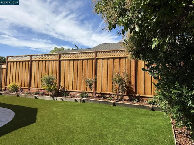 797 Orinda Ct, Fairfield CA: https://media.crmls.org/mediaz/97948224-9b9c-4d42-a1c8-6017aecc53c1.jpg