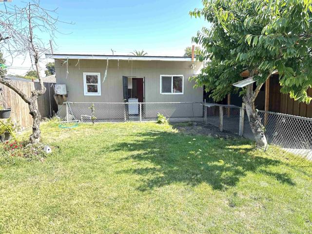 1610 85th Avenue, Oakland CA: https://media.crmls.org/mediaz/9794e3c4-d0c6-4a33-9cdd-5c9e5f522dee.jpg