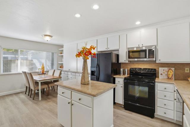 215 Elm Wood Court, Los Gatos CA: https://media.crmls.org/mediaz/97956d25-ee81-44fc-b779-4ff5783a990d.jpg