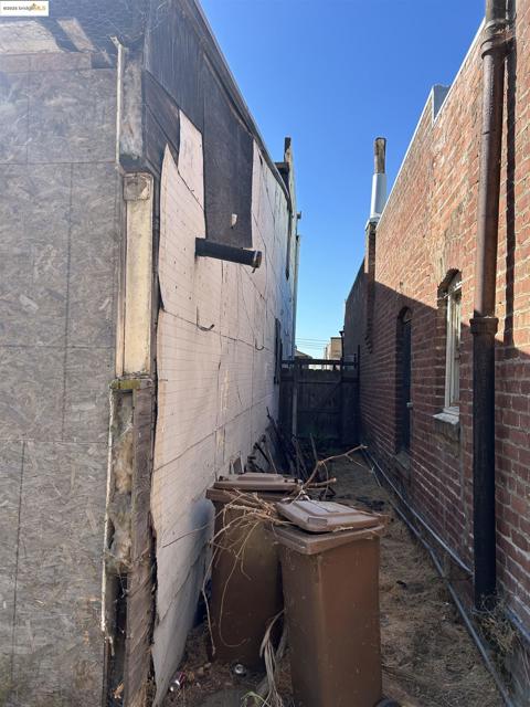 39 Main St, Isleton CA: https://media.crmls.org/mediaz/9795841c-406d-448f-bdd1-dcd6e1a202b5.jpg