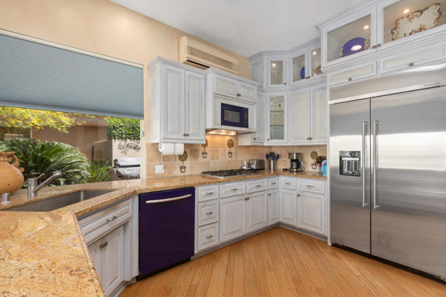 32 Colonial Drive, Rancho Mirage CA: https://media.crmls.org/mediaz/9796e860-f858-4d34-8662-05f11de58818.jpg