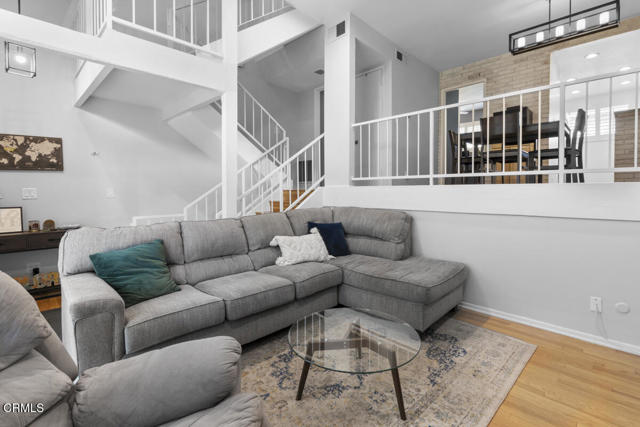 Detail Gallery Image 5 of 31 For 13561 Valerio St a,  Van Nuys,  CA 91405 - 3 Beds | 3 Baths