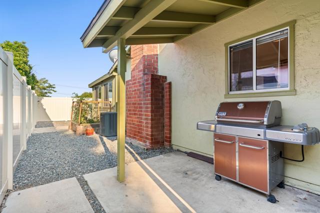 9447 Medina Dr, Santee CA: https://media.crmls.org/mediaz/97985e68-7168-4393-9b0a-bb66f3e58b26.jpg