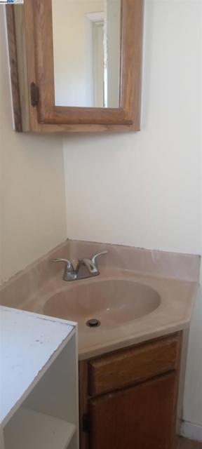 1059 Santa Clara Ave, Alameda CA: https://media.crmls.org/mediaz/9798a23b-6265-4953-9f78-b34953c62b62.jpg