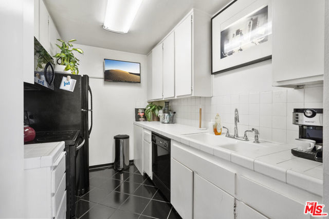 100 S Doheny Drive, Los Angeles CA: https://media.crmls.org/mediaz/9798c135-89c4-4d2c-b3e4-166062598937.jpg