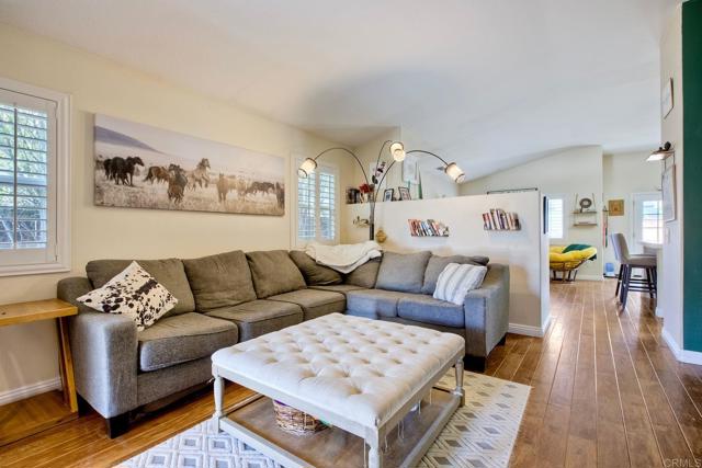 44607 Crestwood Cir, Temecula CA: https://media.crmls.org/mediaz/9798c91d-5b52-4fd7-8843-a9c057993080.jpg