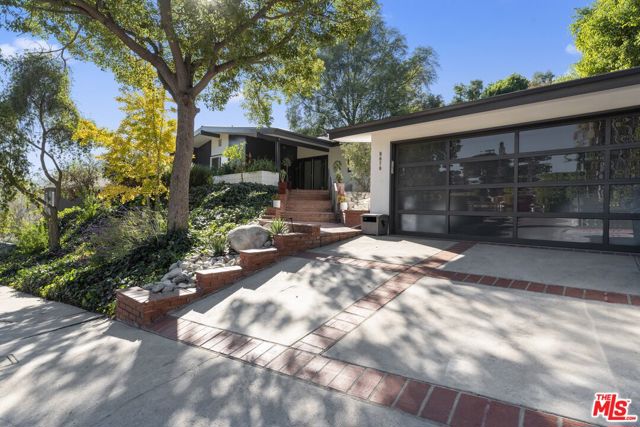 8670 Allenwood Road, Los Angeles CA: https://media.crmls.org/mediaz/97998db5-b52b-4ebb-9ae6-aa4b58303001.jpg