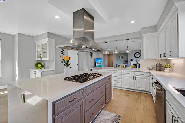 5719 Dimas Ct, Pleasanton CA: https://media.crmls.org/mediaz/9799a144-a501-422f-97d4-bb8376e4d124.jpg