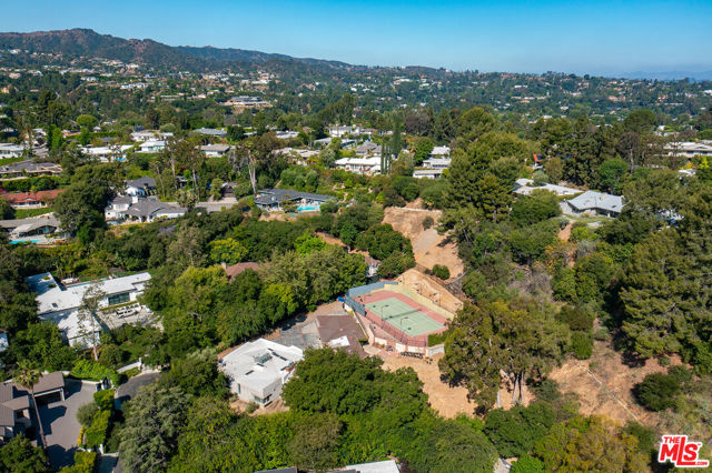16145 High Valley Place, Encino CA: https://media.crmls.org/mediaz/9799dd0b-668a-4520-991d-9d7c105bc688.jpg