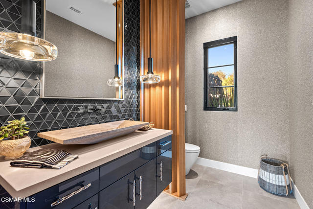 2111 High Knoll Circle, Thousand Oaks CA: https://media.crmls.org/mediaz/979a8c44-1ae8-46cf-98b9-35c622ed09c3.jpg