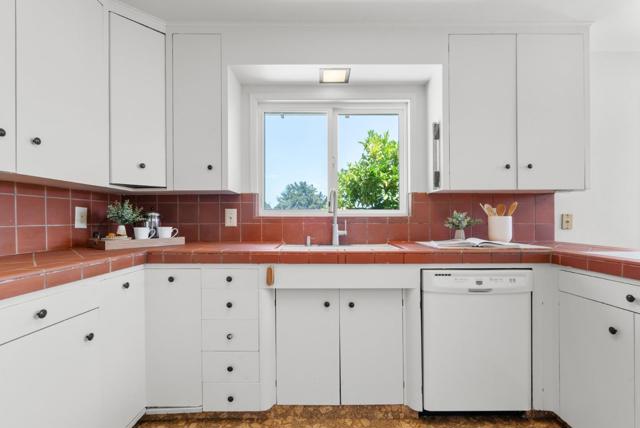 656 Prospect, Santa Cruz CA: https://media.crmls.org/mediaz/979b7c5a-22d7-4552-a98c-af3d2eb0bccf.jpg