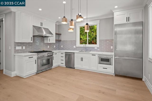 74 Middlefield Rd, Atherton CA: https://media.crmls.org/mediaz/979cb0bf-8340-421d-a71b-ae839849ccec.jpg