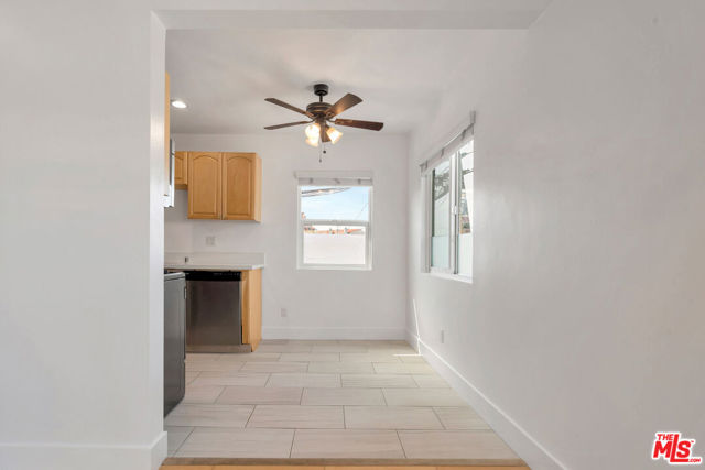 119 Paloma Avenue, Venice CA: https://media.crmls.org/mediaz/979d19db-c3d9-4162-8ab4-ce9fdee805da.jpg