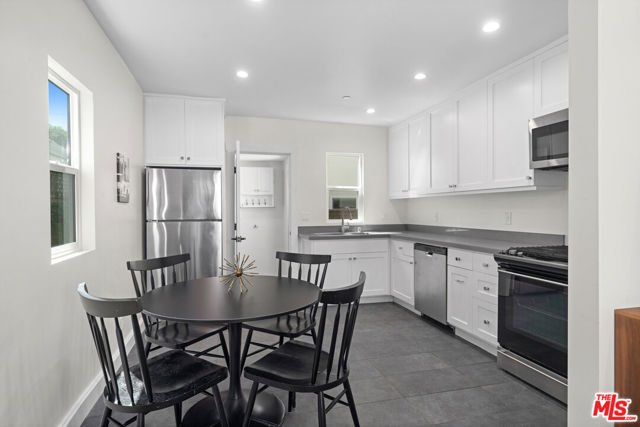 705 6th Avenue, Venice CA: https://media.crmls.org/mediaz/979ea749-d42f-40c9-8dbc-9b38425a6211.jpg