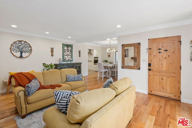 521 S Parish Place, Burbank CA: https://media.crmls.org/mediaz/979ecb30-540a-4760-b00b-dc220bf03cac.jpg