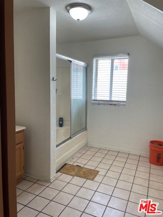 524 N Cummings Street, Los Angeles CA: https://media.crmls.org/mediaz/979f0927-83bd-4eac-a648-ccad0fb7b48d.jpg