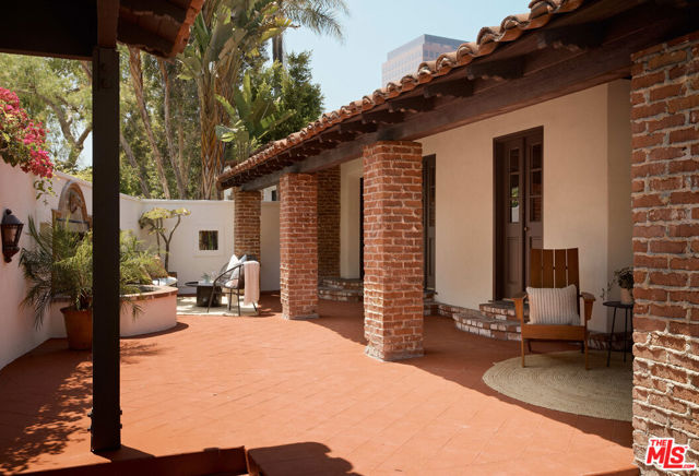 6401 San Vicente Boulevard, Los Angeles CA: https://media.crmls.org/mediaz/979f3818-d0e9-4152-bad0-b714f4fae0d8.jpg