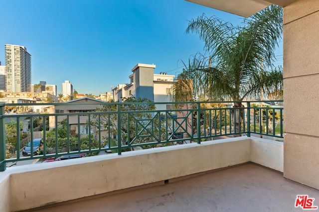 1257 Brockton Avenue, Los Angeles CA: https://media.crmls.org/mediaz/979fa717-782d-41b7-b109-e10f36ac6676.jpg