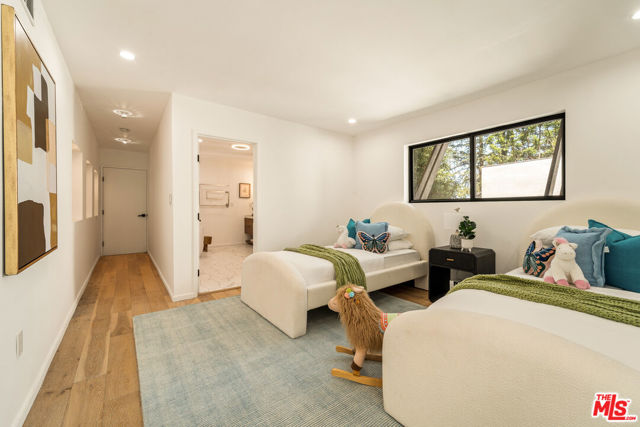 11587 Sunshine Terrace, Studio City CA: https://media.crmls.org/mediaz/97a0c0ab-021e-4439-b854-e9e7b0f349cd.jpg