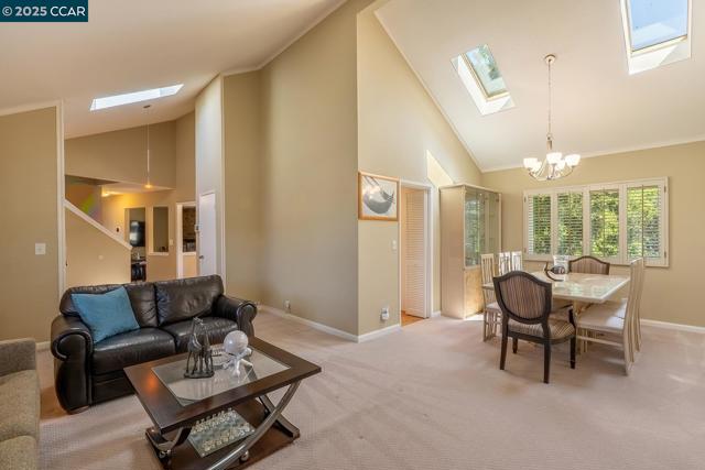 6082 Slopeview Ct, Castro Valley CA: https://media.crmls.org/mediaz/97a0dba3-256e-4554-88be-a0998eefc826.jpg