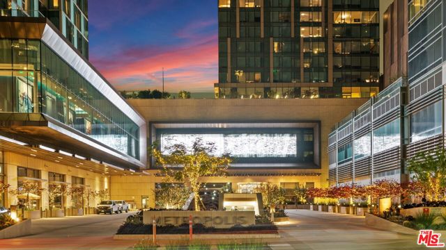 889 Francisco Street, Los Angeles CA: https://media.crmls.org/mediaz/97a104be-ad73-476e-bdc9-75f116719028.jpg