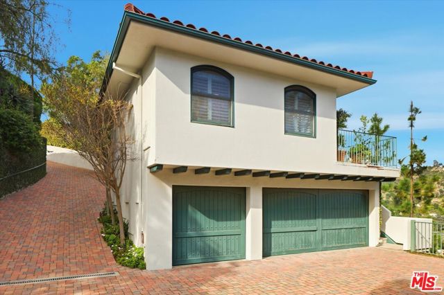 1284 Lago Vista Drive, Beverly Hills CA: https://media.crmls.org/mediaz/97a2a482-cbce-41ac-9013-6b18445b362f.jpg