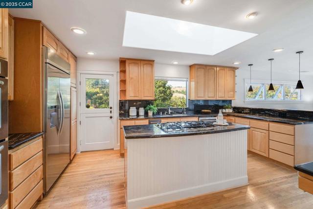 33 Altamount Drive, Orinda CA: https://media.crmls.org/mediaz/97a2ca04-1b4d-4aa9-b5a5-a35943023b7c.jpg