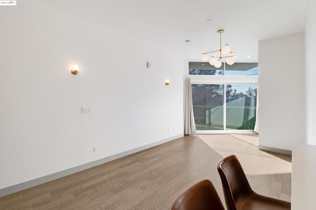 410 Webster St, Oakland CA: https://media.crmls.org/mediaz/97a2e764-c684-4b53-9d17-293b7dba5e63.jpg