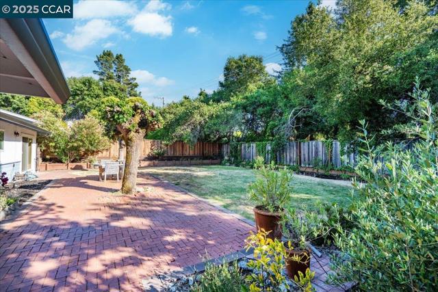 42 Freitas Dr, Moraga CA: https://media.crmls.org/mediaz/97a34ca1-6616-41a2-911d-14aa88741f4b.jpg