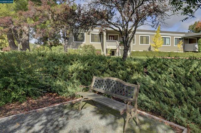 2900 Tice Creek Dr, Walnut Creek CA: https://media.crmls.org/mediaz/97a36d34-0b8b-4603-84c0-6739ac154b6a.jpg