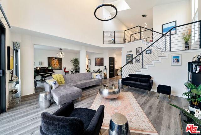 4392 Park Paloma, Calabasas CA: https://media.crmls.org/mediaz/97a43c5c-ce9b-4458-9a76-7baec00f5036.jpg
