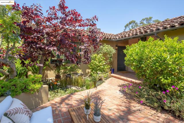 6257 Girvin Dr, Oakland CA: https://media.crmls.org/mediaz/97a482d2-7b37-44fa-8f78-0e93f9f7f902.jpg