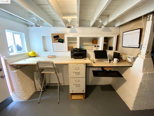 2775 E 21St St, Oakland CA: https://media.crmls.org/mediaz/97a4dc9e-6399-4ddd-86b8-cf64f50867c3.jpg
