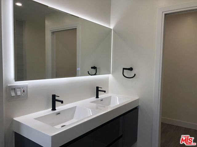6900 Treasure Trail, Los Angeles CA: https://media.crmls.org/mediaz/97a50933-4840-40ef-82b0-4cea9da07d87.jpg
