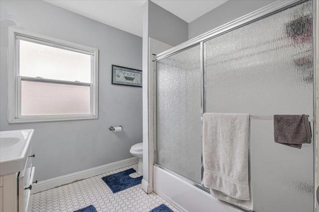 8245 Golf Links Road, Oakland CA: https://media.crmls.org/mediaz/97a5362e-d76f-49d5-a984-f761b653c393.jpg
