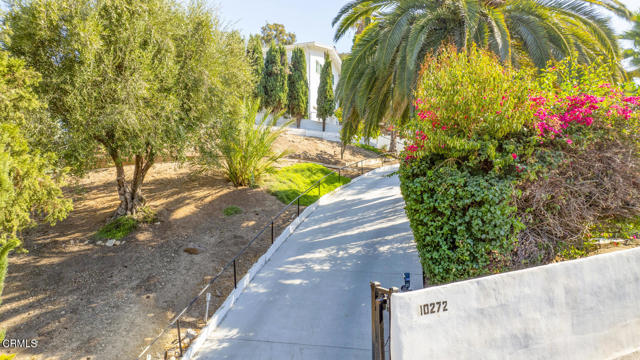 Detail Gallery Image 4 of 64 For 10272 Willow Springs Ln, Sunland,  CA 91040 - 4 Beds | 3 Baths