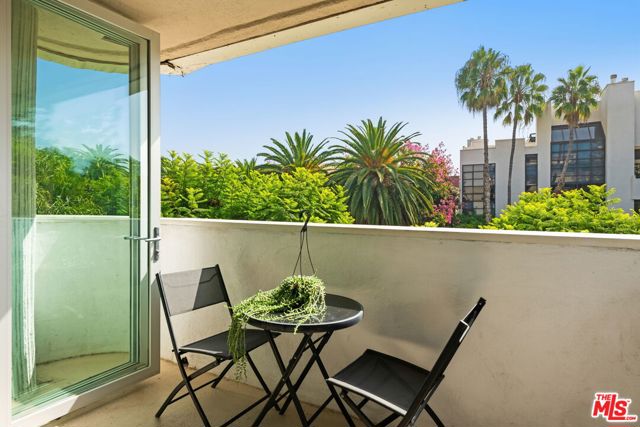 11645 Montana Avenue, Los Angeles CA: https://media.crmls.org/mediaz/97a59190-0b79-431a-85dd-89cb2d595bd3.jpg