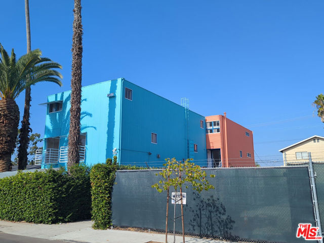 915 Broadway Street, Venice CA: https://media.crmls.org/mediaz/97a5a911-825c-40dc-9d72-1b8c639ea218.jpg