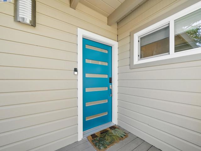 2323 Mastlands Dr, Oakland CA: https://media.crmls.org/mediaz/97a67680-4120-4f61-9d23-dd6cc77c5b01.jpg
