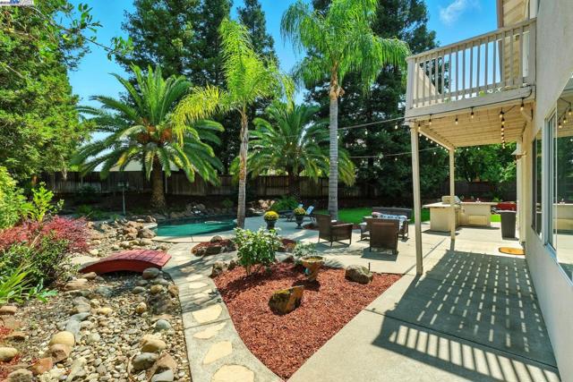 304 Dillon Court, Roseville CA: https://media.crmls.org/mediaz/97a6794c-9cf4-4f0d-a517-9f2b47d06a74.jpg