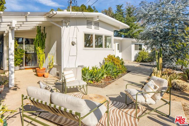 5108 Escobedo Drive, Woodland Hills CA: https://media.crmls.org/mediaz/97a71cfd-9431-4668-8b8e-08b11d6cc3cd.jpg