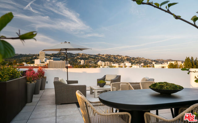 425 N Palm Drive, Beverly Hills CA: https://media.crmls.org/mediaz/97a84199-671b-43b5-824f-949e48d0731e.jpg