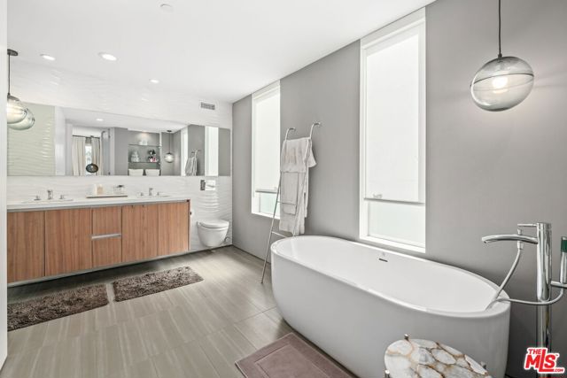 2736 Armacost Avenue, Los Angeles CA: https://media.crmls.org/mediaz/97a96040-8800-445a-b3b6-c45045a5bfa1.jpg