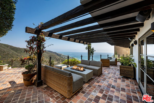 791 Nyes Place, Laguna Beach CA: https://media.crmls.org/mediaz/97a9b1dc-6ff5-49a9-a60f-221fd2964f18.jpg