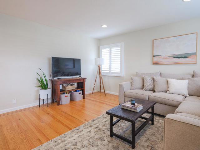 1087 Rio Vista Drive, Pacifica CA: https://media.crmls.org/mediaz/97a9e6bd-f509-4085-b33d-28d707429a15.jpg