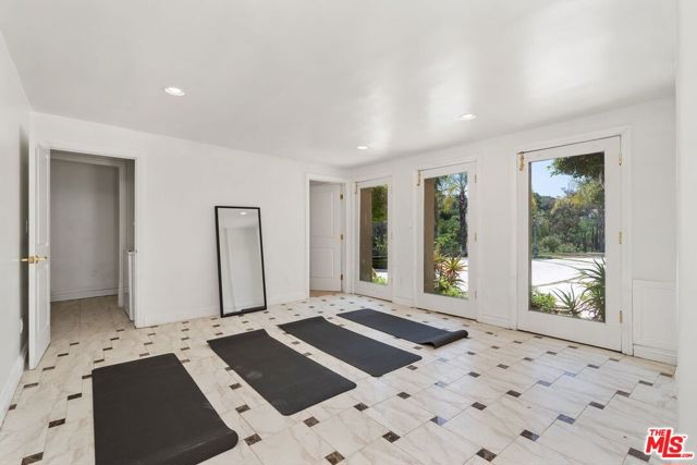 16980 Escalon Drive, Encino CA: https://media.crmls.org/mediaz/97aa95ff-a224-4fab-b868-4fa67eed37de.jpg