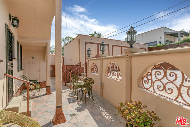 1557 S Genesee Avenue, Los Angeles CA: https://media.crmls.org/mediaz/97ab13c1-9784-4845-82c8-8e2d64df0ee1.jpg